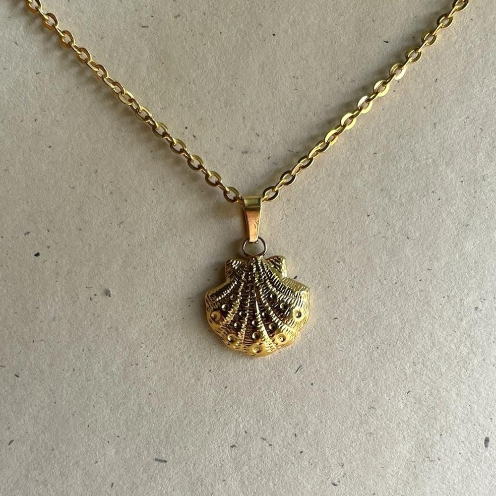 Gold Shell Pendant Necklace - Picture 2 of 5